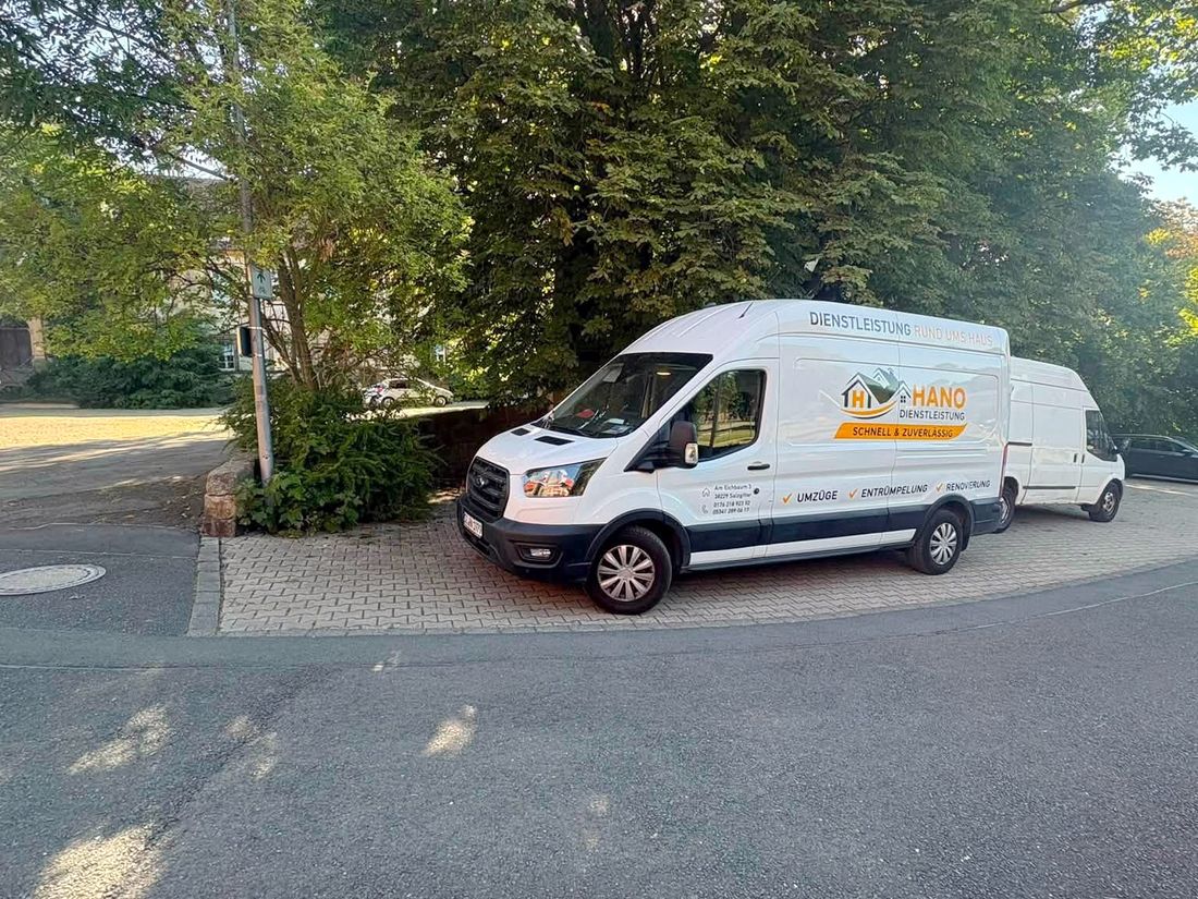 Weißer HANO-Transporter parkt vor einem Haus