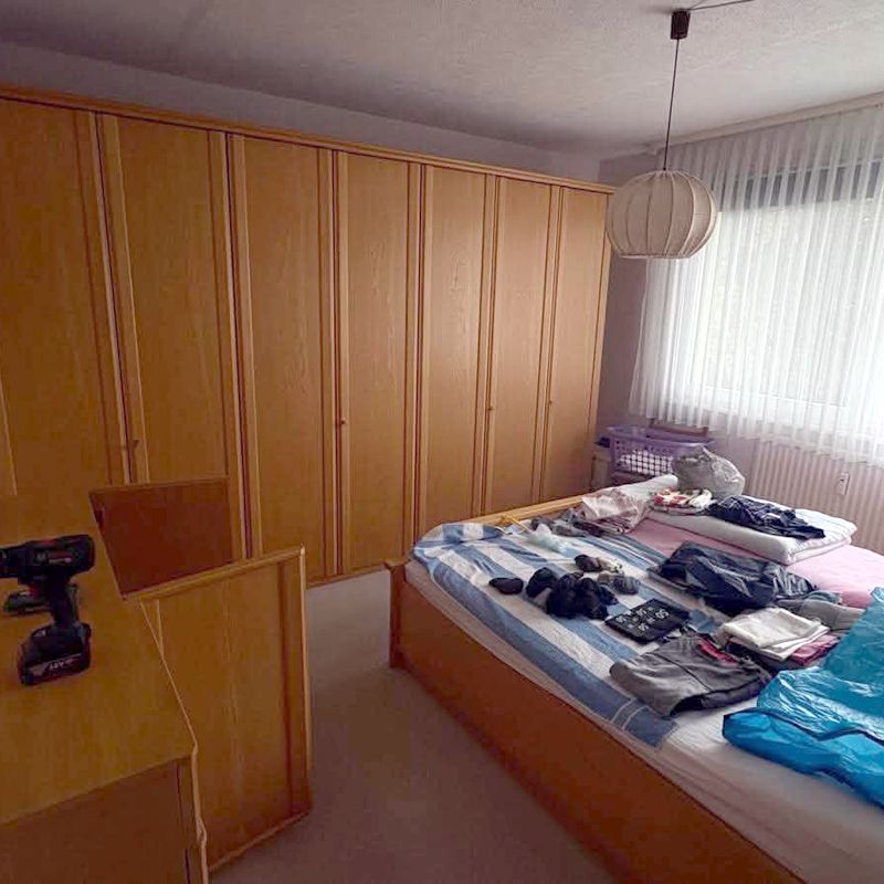 Schlafzimmer mit Schrank und Bett vor der Räumung