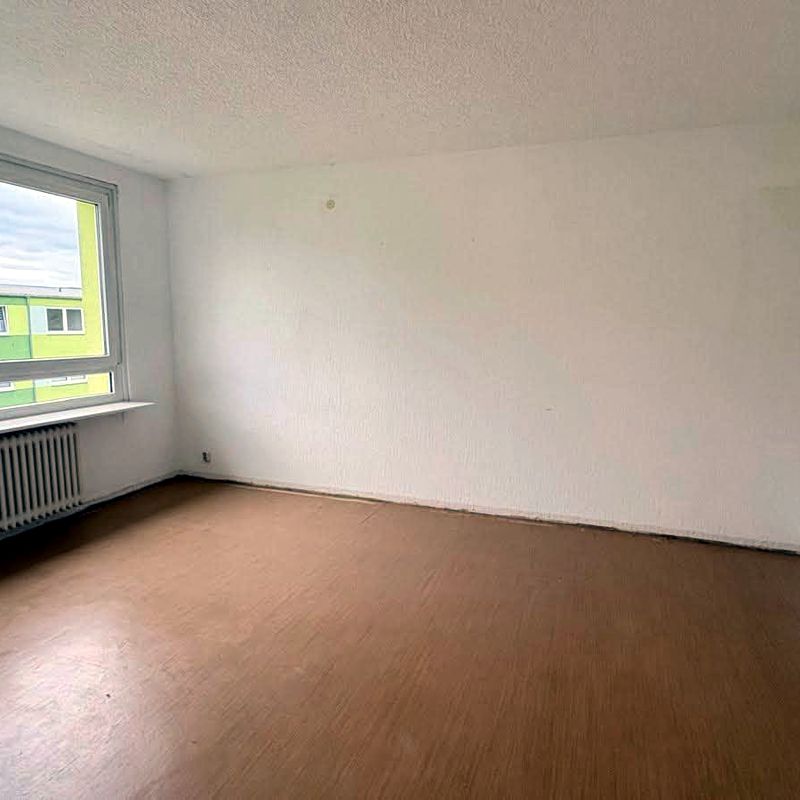 Leeres, helles Wohnzimmer nach der Räumung