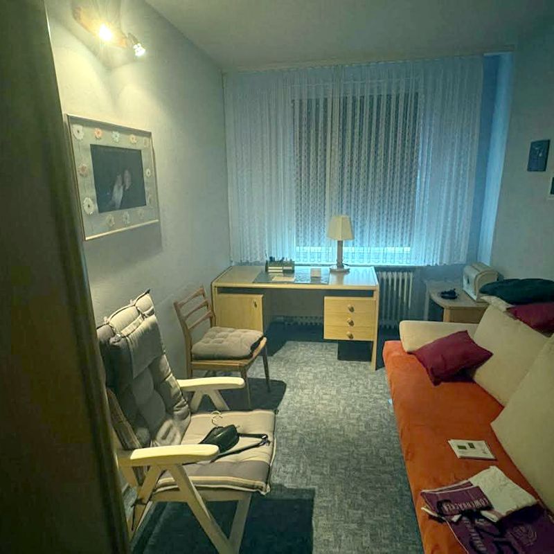 Zimmer mit Schreibtisch, Sessel und Sofa vor der Räumung