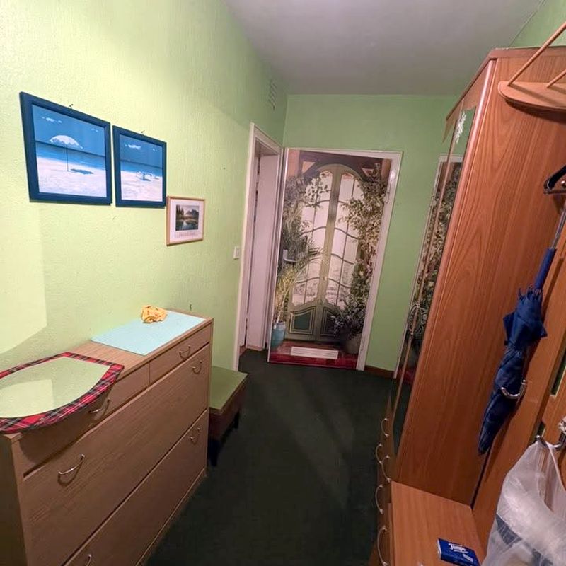 Flur mit Garderobe und Schrank vor der Räumung