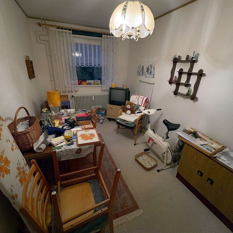 Zimmer mit Möbeln und Hausrat vor der Räumung
