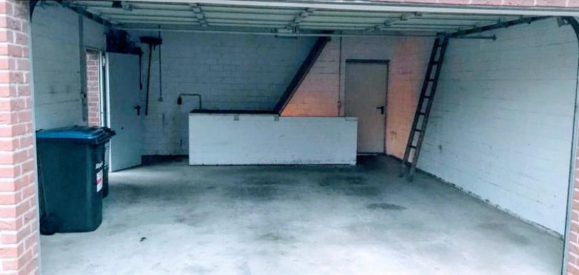 Leere, besenreine Garage nach der Räumung