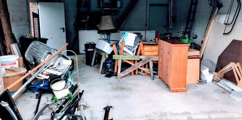 Vollgestellte Garage vor der Räumung