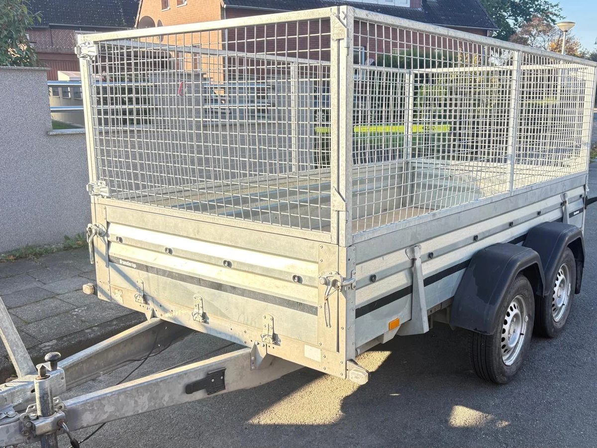 Anhänger mit Gitteraufsatz, zweiachsig, auf einer Straße