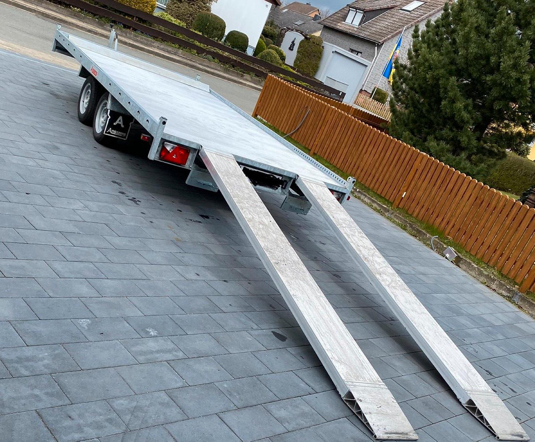 Autotrailer mit ausgefahrenen Auffahrrampen