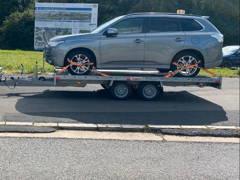 Geländewagen auf einem Autotrailer