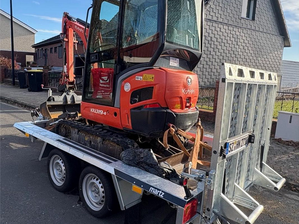 Minibagger auf dem Baggeranhänger, bereit zum Transport