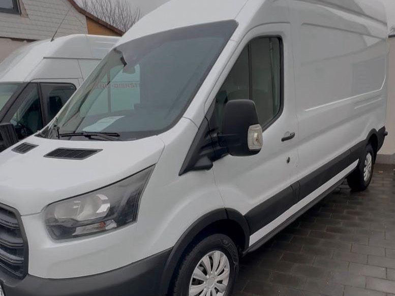 Weißer Transporter von vorn